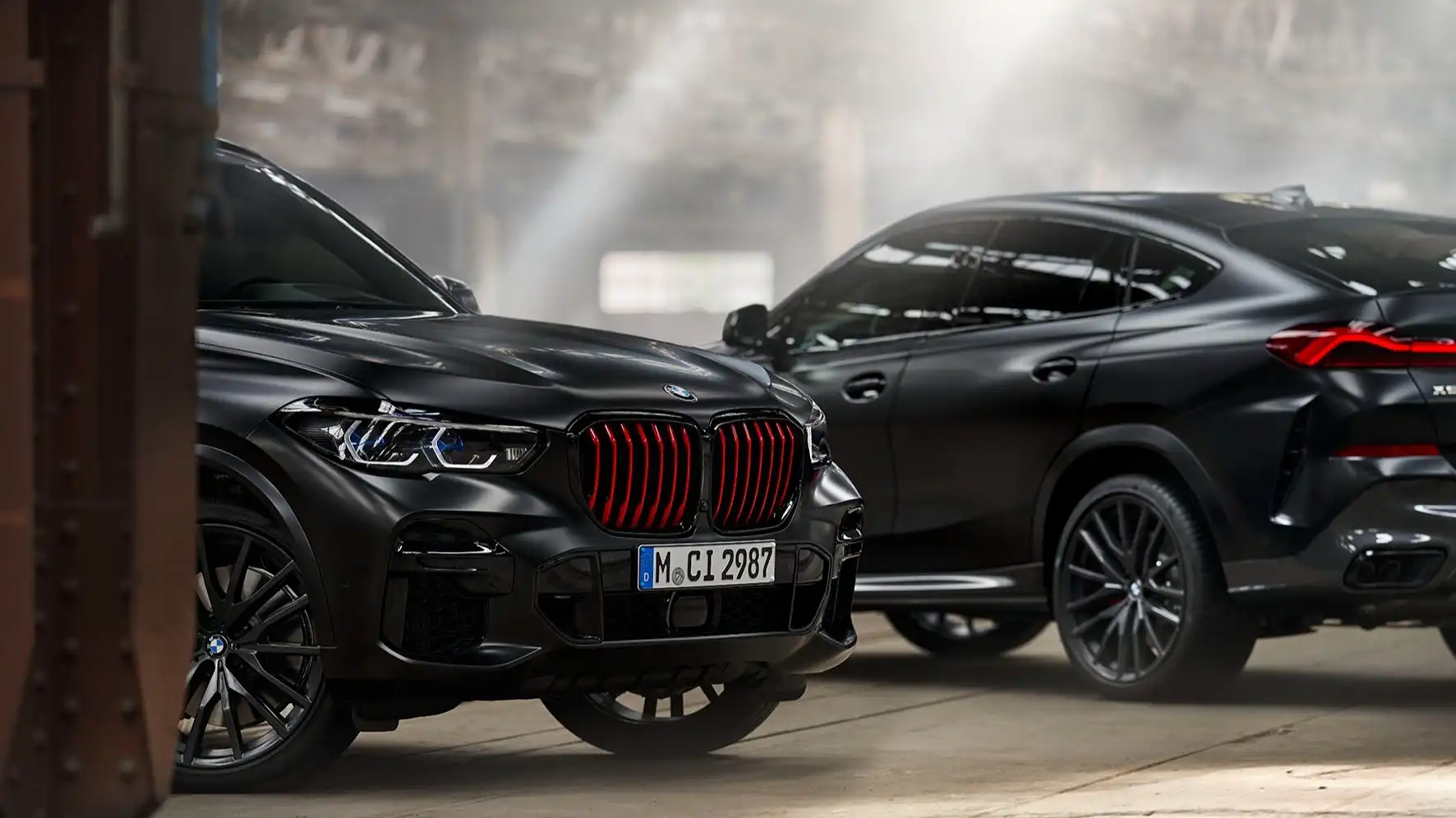 BMW Group представляет кроссоверы BMW&nbsp;X5 и BMW&nbsp;X6 ограниченной серии Black Vermilion Edition.