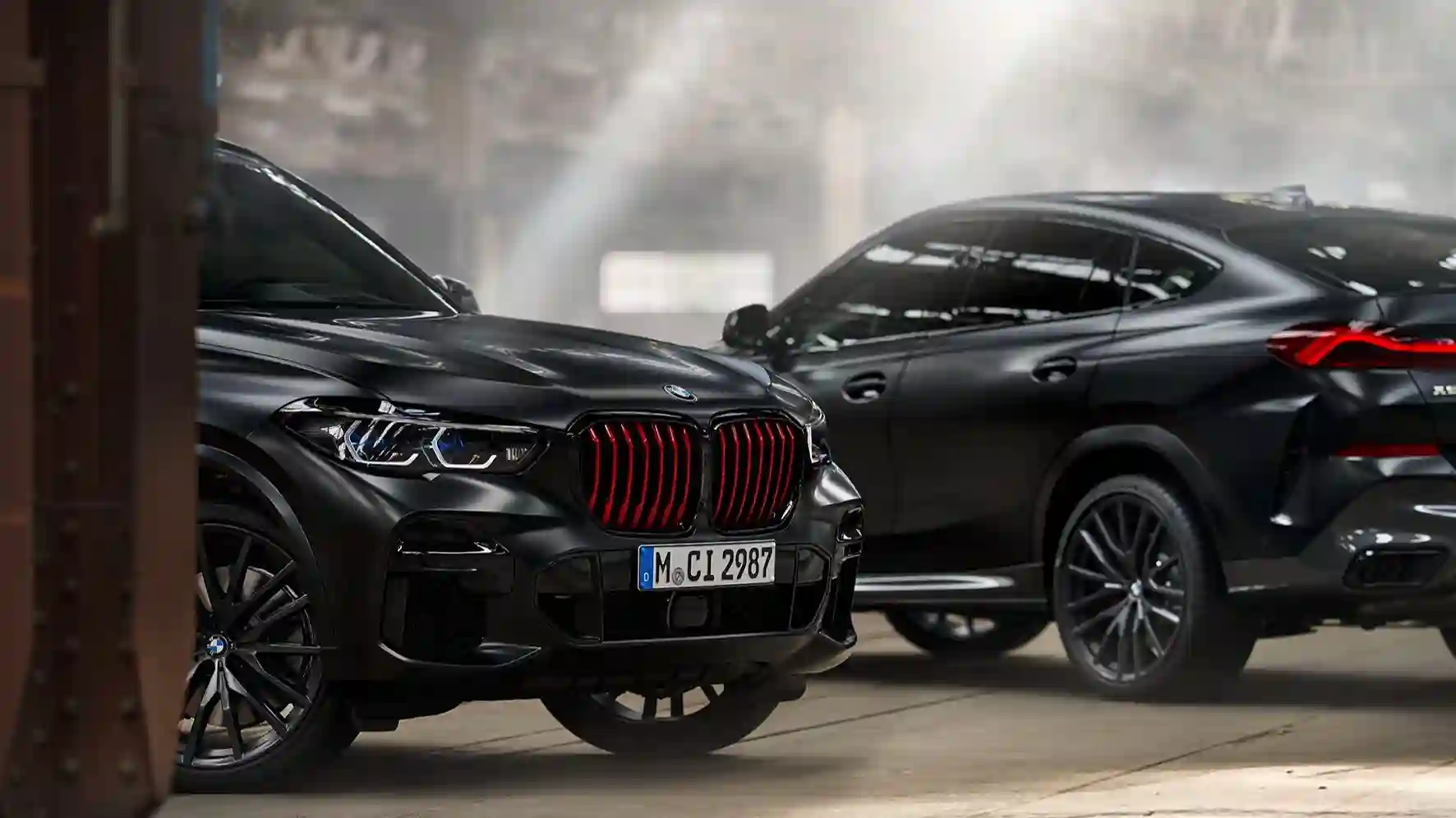BMW Group представляет кроссоверы BMW&nbsp;X5 и BMW&nbsp;X6 ограниченной серии Black Vermilion Edition.